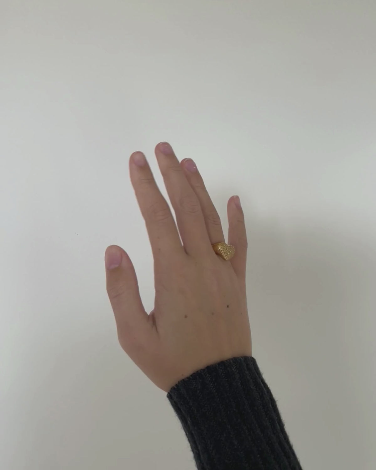 Love-ring er et design, der virkelig udstråler motivet, kærlighed. Ringen er en reminder til at huske at give kærlighed til både os selv og andre.