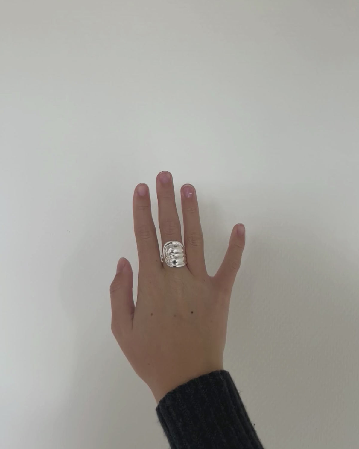 Shield ringen har et råt og chunky look. Ringen er inspireret af det skjold, som man kan gå og gemme sig bag og beskytte sig med dagligt. Derfor kan man med Shield ringen skabe et look, der udstråler viljestyrke og power.