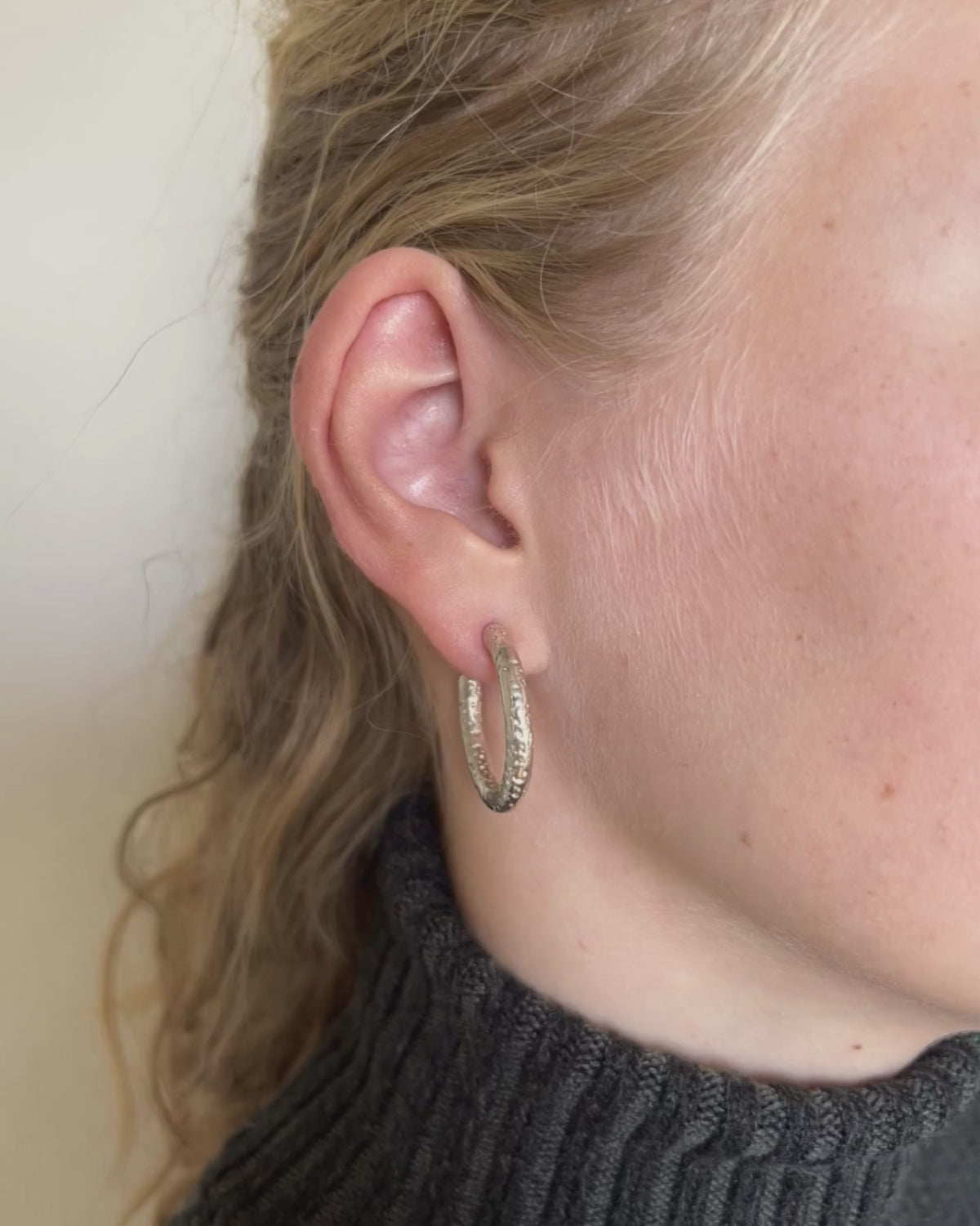 Jungle Hoops øreringene er et par øreringe, der udstråler kant og femininitet. Det er et par øreringe, som er oplagte i et cool look sammen med enten Waves eller Drop. Inspirationen bag Jungle Hoops øreringene er en af mine yndlingsblomster, som blot er en vild plante fra vejkanten. Den har sit helt eget unikke udtryk - ligesom vi mennesker kan være som individer. Budskabet bag øreringene er at give dig styrken til at være lige, som du føler, selv hvis det er udover det sædvanlige.