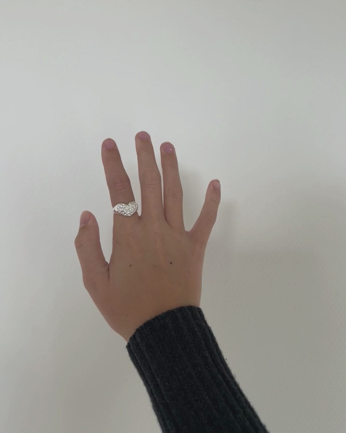 Love-ring er et design, der virkelig udstråler motivet, kærlighed. Ringen er en reminder til at huske at give kærlighed til både os selv og andre.